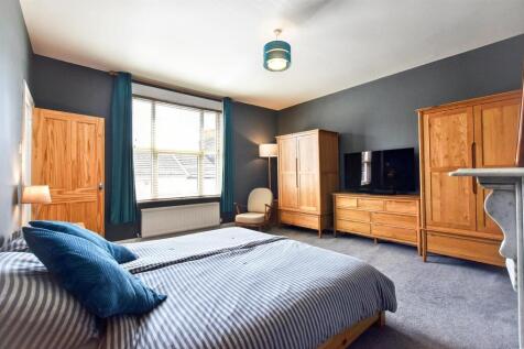 Bedroom 1.jpg