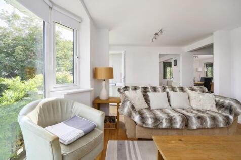Living room 03.jpg