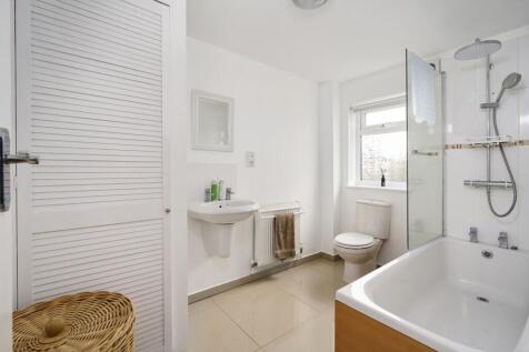 Bathroom 01.jpg