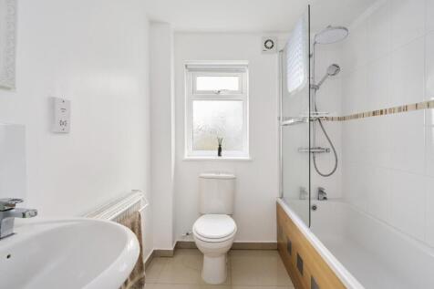 Bathroom 02.jpg