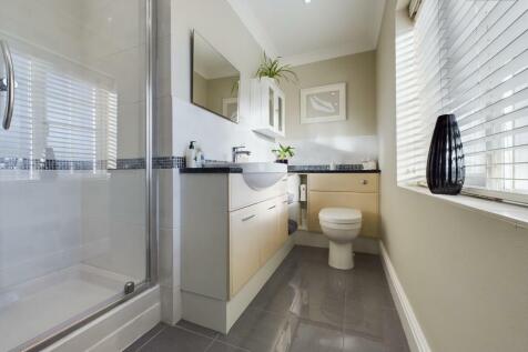 En-Suite To Master Bedroom
