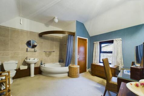 En-Suite to Master Bedroom