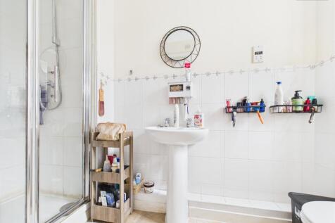 En-Suite To Master Bedroom