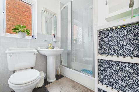 En-Suite To Master Bedroom