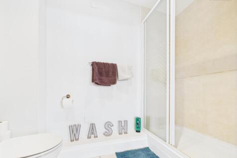 En-Suite To Master Bedroom