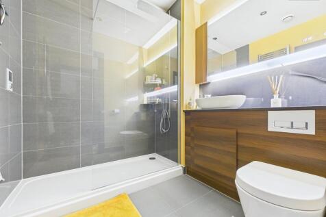 En-Suite To Master Bedroom