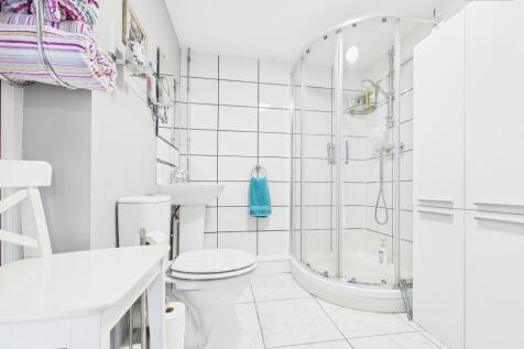 En-Suite To Master Bedroom