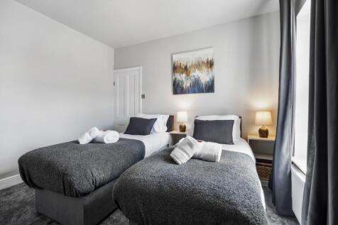 bedroom front twin 1-1