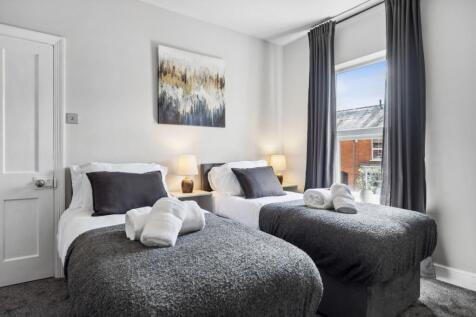 bedroom front twin 2-1
