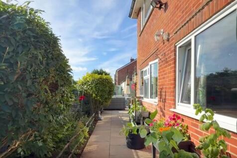 1 cliffe close garden 2