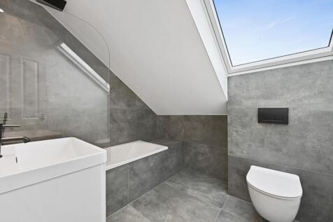 REA - Flat 4, 4 Lynton Road - Bathroom3 (1).jpg
