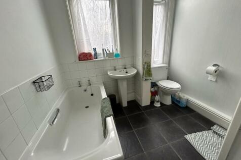Flat C bathroom