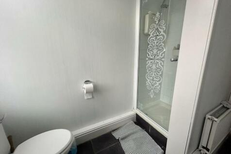 Flat C bathroom