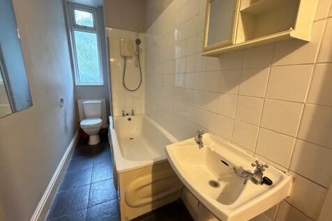 Flat B bathroom