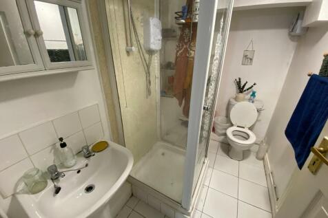 Flat A bathroom