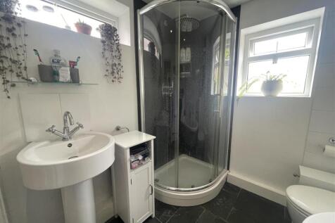 bathroom 1.jpg