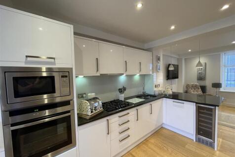 Kitchen 1.jpg