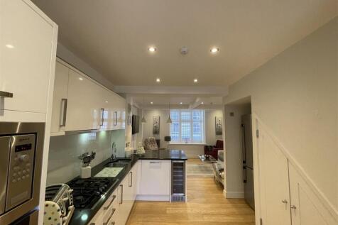 Lounge to kitchen.jpg