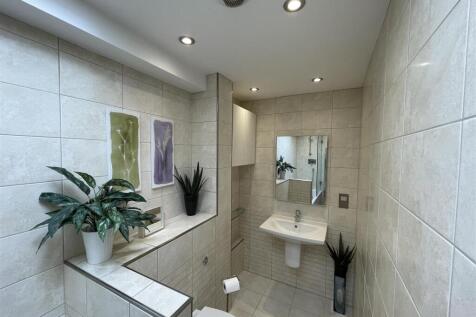 En suite bath.jpg