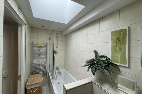 En-suite bathroom.jpg