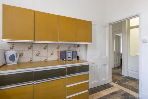 59 New Dover Rd-13 Kitchen veiw to door.jpg