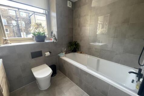 Familty bathroom.jpg