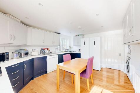 Communal Kitchen &amp; Dining Area
