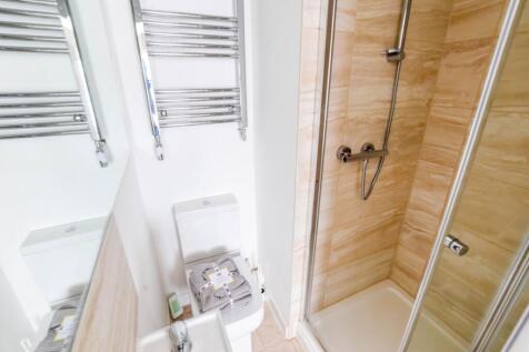 EN-SUITE SHOWER ROOM