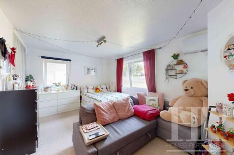LIVING / SLEEPING AREA