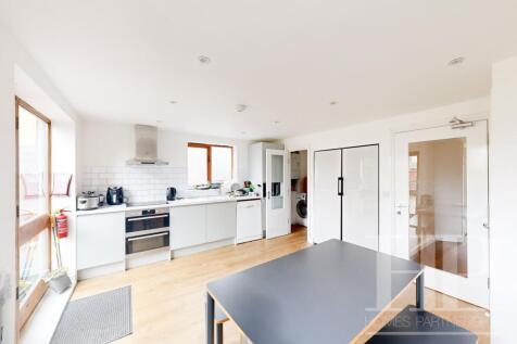 Communal Kitchen/Dining Room