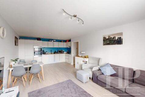 Lounge/dining/kitchen area