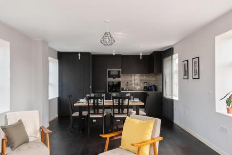Apartment 5, 14 M...