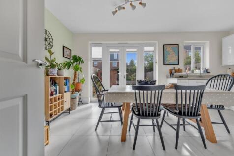 Kitchen/ Dining Room