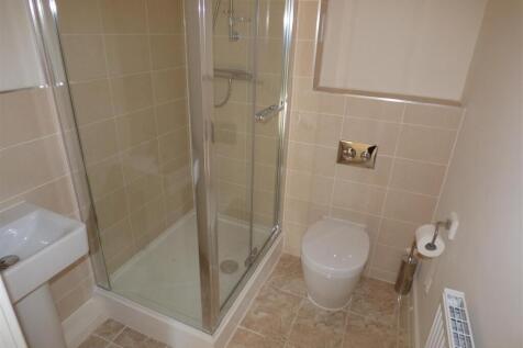 EN-SUITE SHOWER ROOM