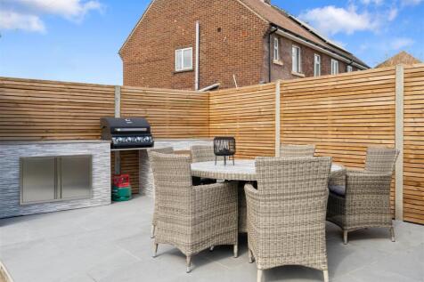 Outdoor Kitchen / Dining Space