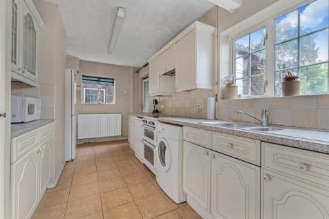 32 Harlington Rd-23.jpg