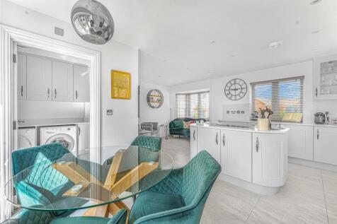 Kitchen / Breakfast Area