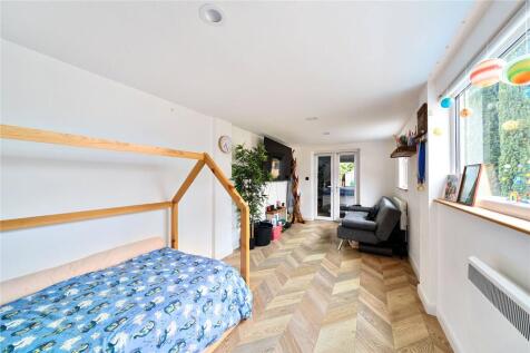 Bed 4/Reception