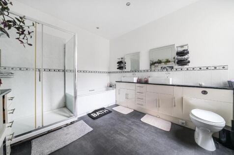 Family Bathroom (1/2)