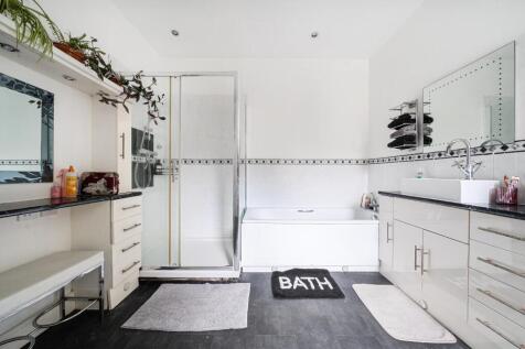 Family Bathroom (2/2)