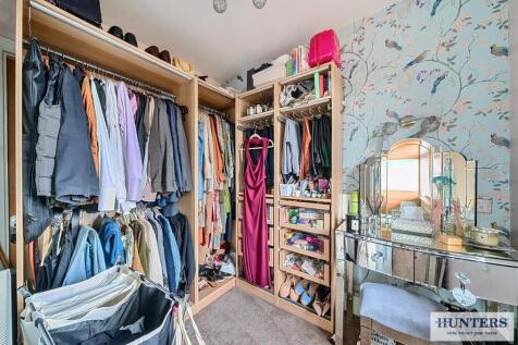 Bedroom 4/ Walk in wardrobe