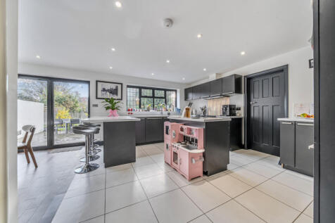 1374280-7-690e5c3...