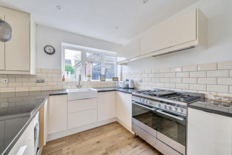 1382516-6-691b469...