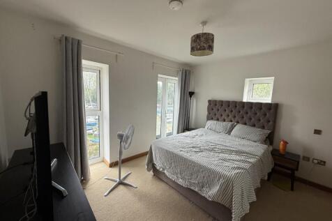 Bedroom 1.jpg