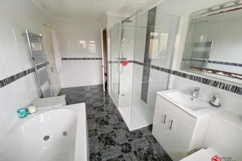 Family Jacuzzi Bath &amp; Shower Room