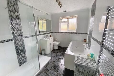 Family Jacuzzi Bath &amp; Shower Room