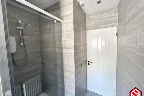 Family Bath &amp; Shower Room