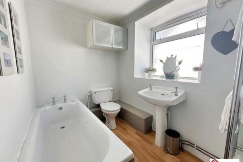Family Bath &amp; Shower Room