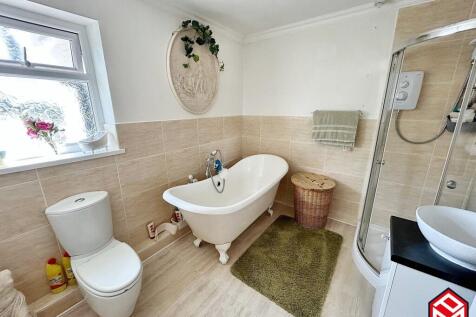 Family Bath &amp; Shower Room