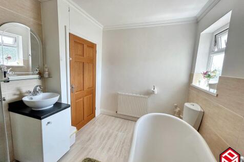 Family Bath &amp; Shower Room